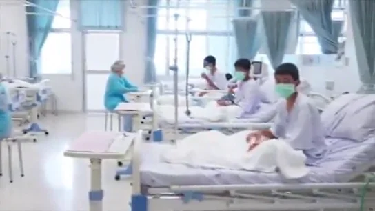 Primeras imágenes en el hospital de los niños rescatados de una cueva en Tailandia Primeras imágenes en el hospital de los niños rescatados de una cueva en Tailandia