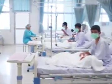 Primeras imágenes en el hospital de los niños rescatados de una cueva en Tailandia Primeras imágenes en el hospital de los niños rescatados de una cueva en Tailandia