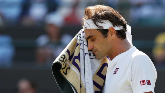 Federer se seca el sudor tras un punto ante Kevin Anderson Federer se seca el sudor tras un punto ante Kevin Anderson