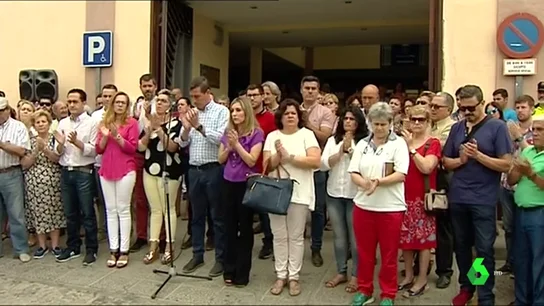 Concentración en Pilas por la familia asesinada en Francia Concentración en Pilas por la familia asesinada en Francia
