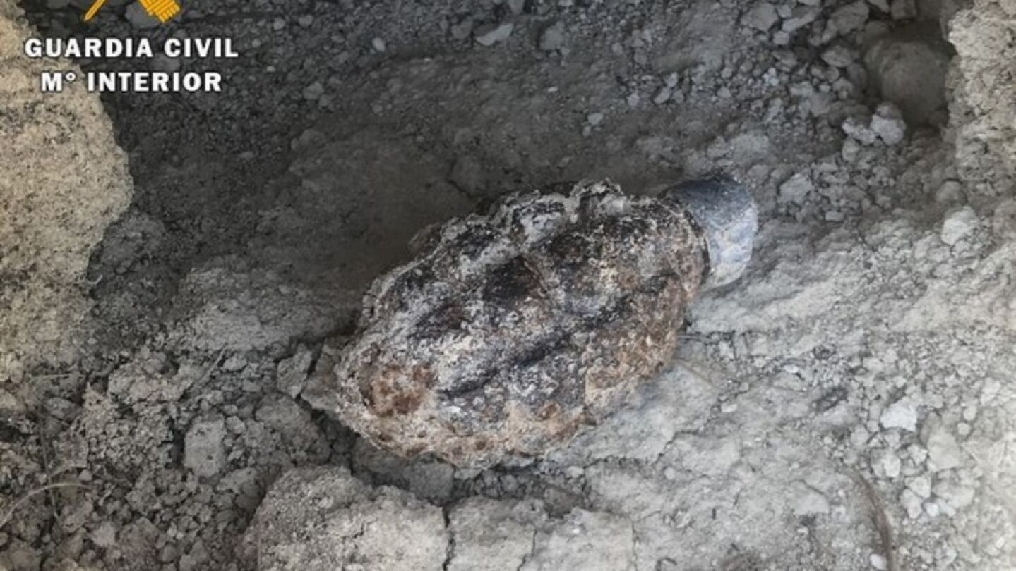 Imagen de la granada sin detonar de la Guerra Civil encontrada en Zarat&aacute;n, Valladolid