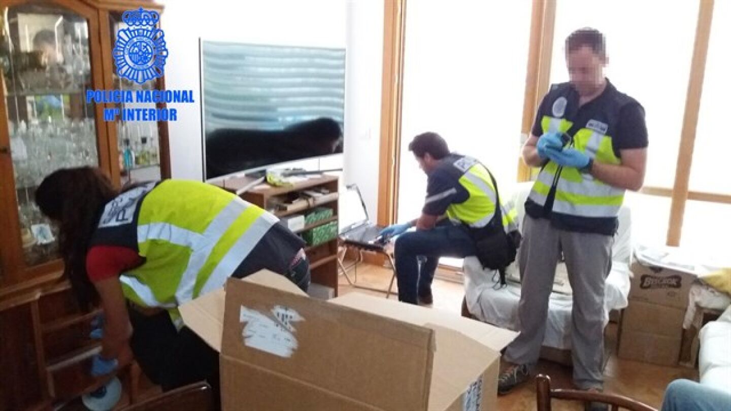 La Polic&iacute;a Nacional revisa el contenido de la vivienda