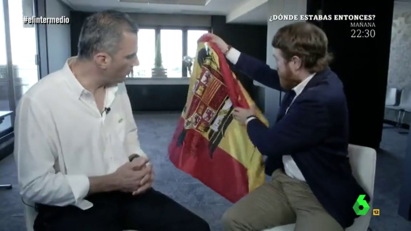 La 'antientrevista' completa de Manuel Burque al l&iacute;der de Vox: "Lamentablemente no te acepto el regalo"