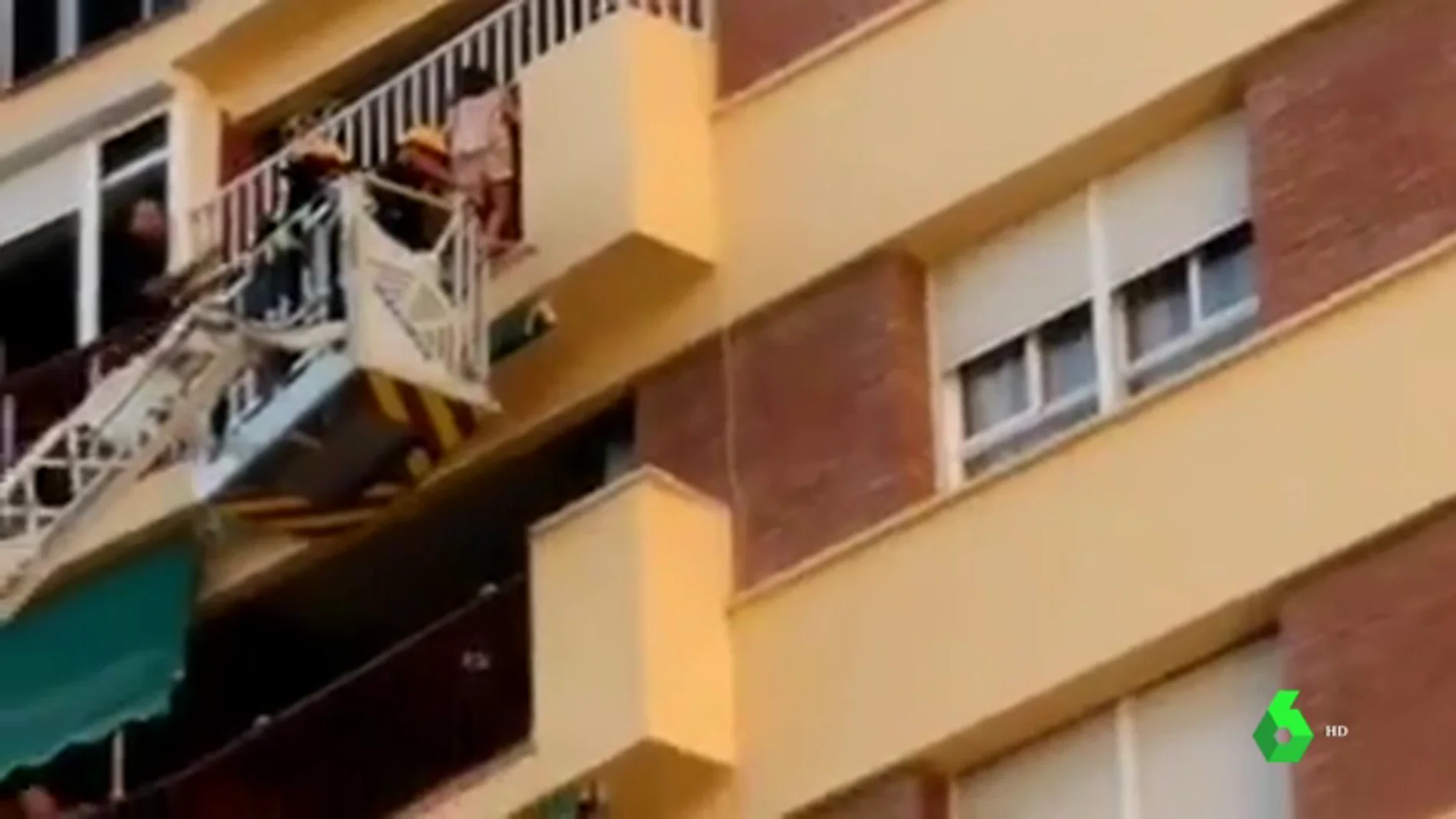 Rescate de una niña en el balcón de su casa