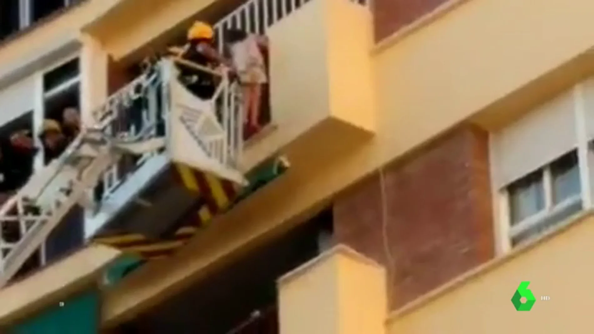 Niña de seis años rescatada de un octavo piso en Málaga