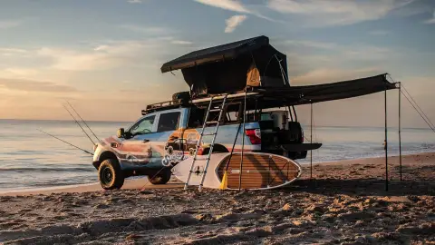 Tienda de campaña, ducha o soportes para cañas de pescar son parte de su equipamiento Nissan Titan XD Surfcamp