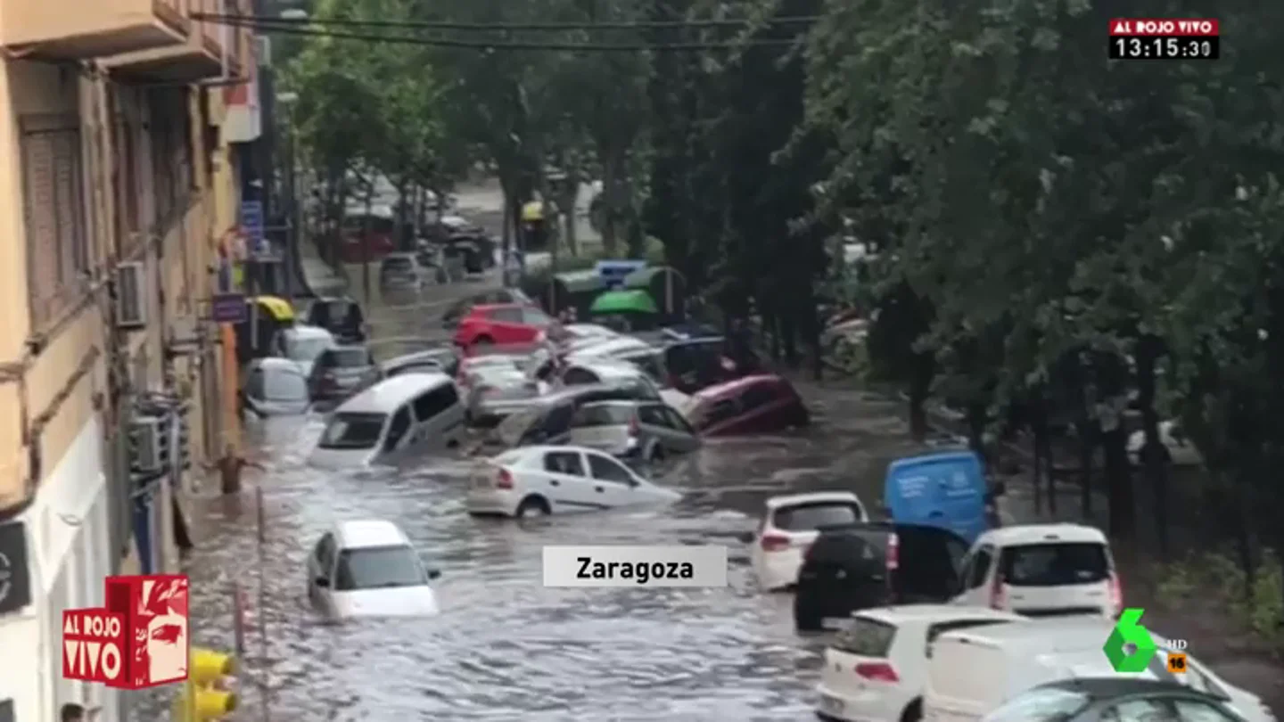 Coches arrastrados por las lluvias en Zaragoza Coches arrastrados por las lluvias en Zaragoza