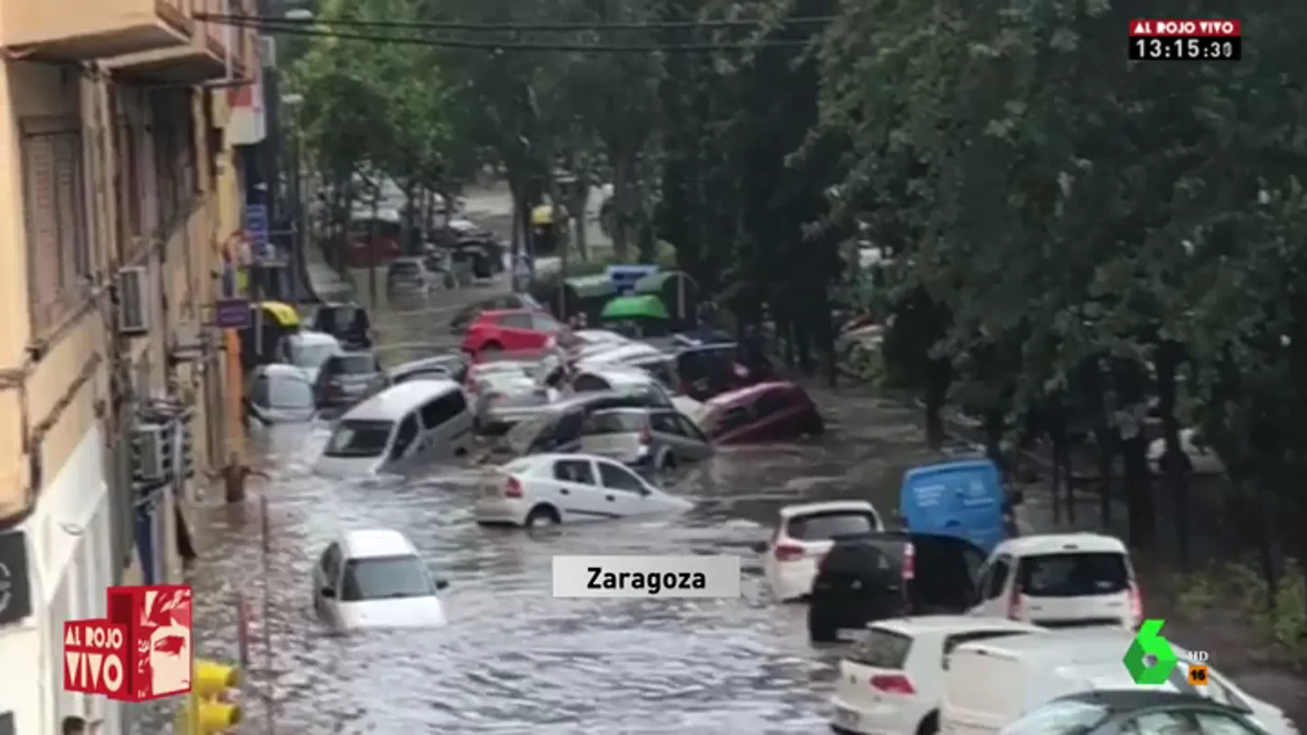 Coches arrastrados por las lluvias en Zaragoza