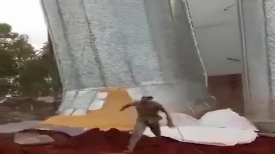 Un grupo de trabajadores a punto de ser aplastados por cien mil kilos de granos de soja en Paraguay Un grupo de trabajadores a punto de ser aplastados por cien mil kilos de granos de soja en Paraguay