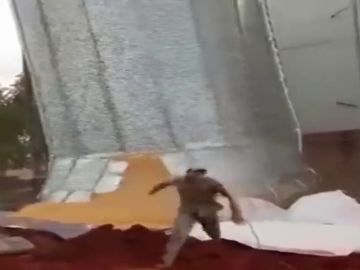 Un grupo de trabajadores a punto de ser aplastados por cien mil kilos de granos de soja en Paraguay Un grupo de trabajadores a punto de ser aplastados por cien mil kilos de granos de soja en Paraguay