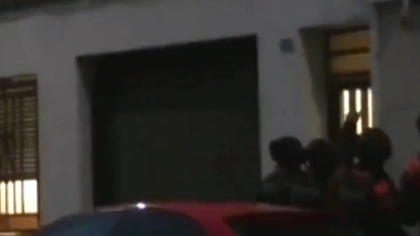 Momento en el que los Mossos d'Esquadra entran en el domicilio del clan familiar para detenerlos Momento en el que los Mossos d'Esquadra entran en el domicilio del clan familiar para detenerlos
