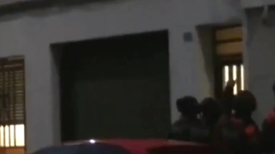 Momento en el que los Mossos d'Esquadra entran en el domicilio del clan familiar para detenerlos Momento en el que los Mossos d'Esquadra entran en el domicilio del clan familiar para detenerlos