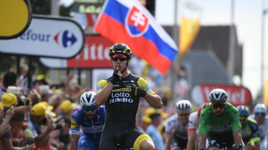 Dylan Groenewegen celebra su triunfo de etapa Dylan Groenewegen celebra su triunfo de etapa