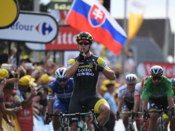 Dylan Groenewegen celebra su triunfo de etapa Dylan Groenewegen celebra su triunfo de etapa