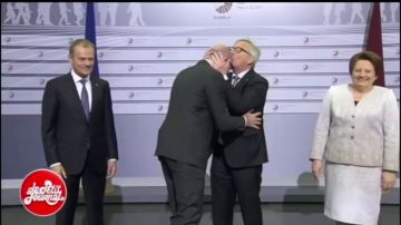 Repartiendo tortazos y besos a otros líderes políticos: los otros extraños y polémicos episodios de Juncker 