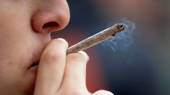 Imagen de archivo de una persona fumando un porro Imagen de archivo de una persona fumando un porro