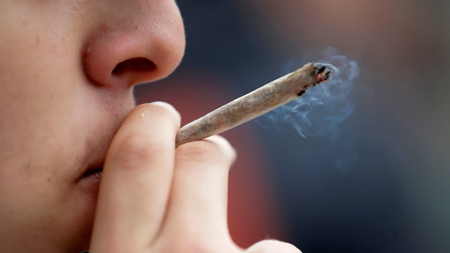 Imagen de archivo de una persona fumando un porro Imagen de archivo de una persona fumando un porro