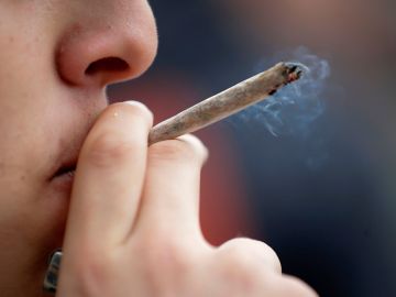 Imagen de archivo de una persona fumando un porro