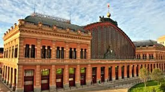 Estación de Atocha, Madrid, España Estas son las estaciones de tren más espectaculares de Europa
