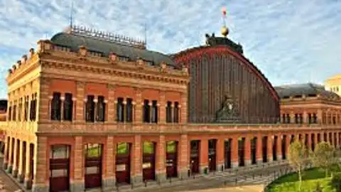 Estación de Atocha, Madrid, España Estas son las estaciones de tren más espectaculares de Europa