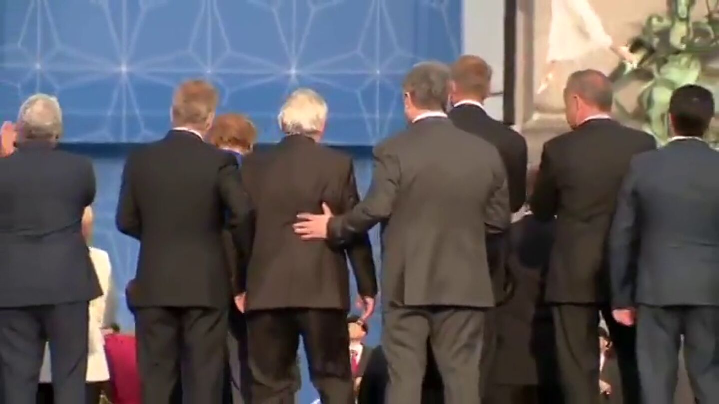 Tambale&aacute;ndose y ayudado para caminar: el extra&ntilde;o comportamiento de Juncker que desata la pol&eacute;mica