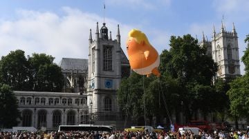 El 'bebé Trump' vuela sobre el Parlamento británico