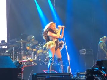 Paulina Rubio durante su polémica actuación en Ciudad de México Paulina Rubio durante su polémica actuación en Ciudad de México