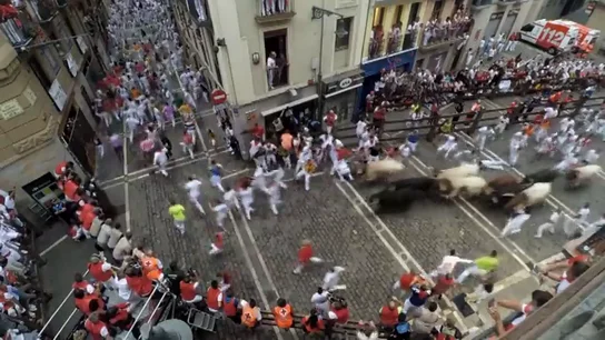 Peligro y velocidad con Jandillas que dejan un corneado en el séptimo encierro de San Fermín 2018 Peligro y velocidad con Jandillas que dejan un corneado en el séptimo encierro de San Fermín 2018