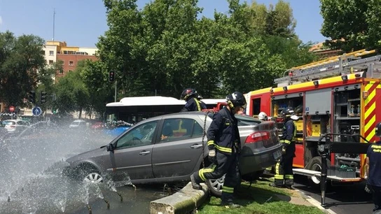 Pierde el control y empotra su coche contra una fuente en el centro de Madrid Pierde el control y empotra su coche contra una fuente en el centro de Madrid