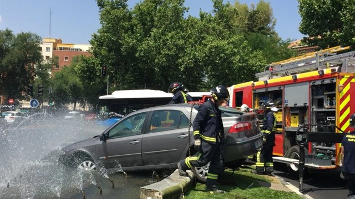 Pierde el control y empotra su coche contra una fuente en el centro de Madrid Pierde el control y empotra su coche contra una fuente en el centro de Madrid