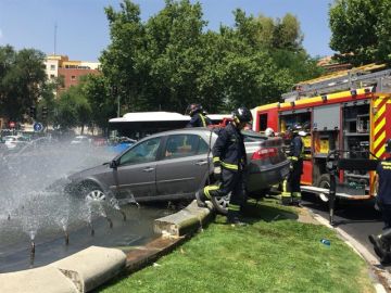 Pierde el control y empotra su coche contra una fuente en el centro de Madrid Pierde el control y empotra su coche contra una fuente en el centro de Madrid