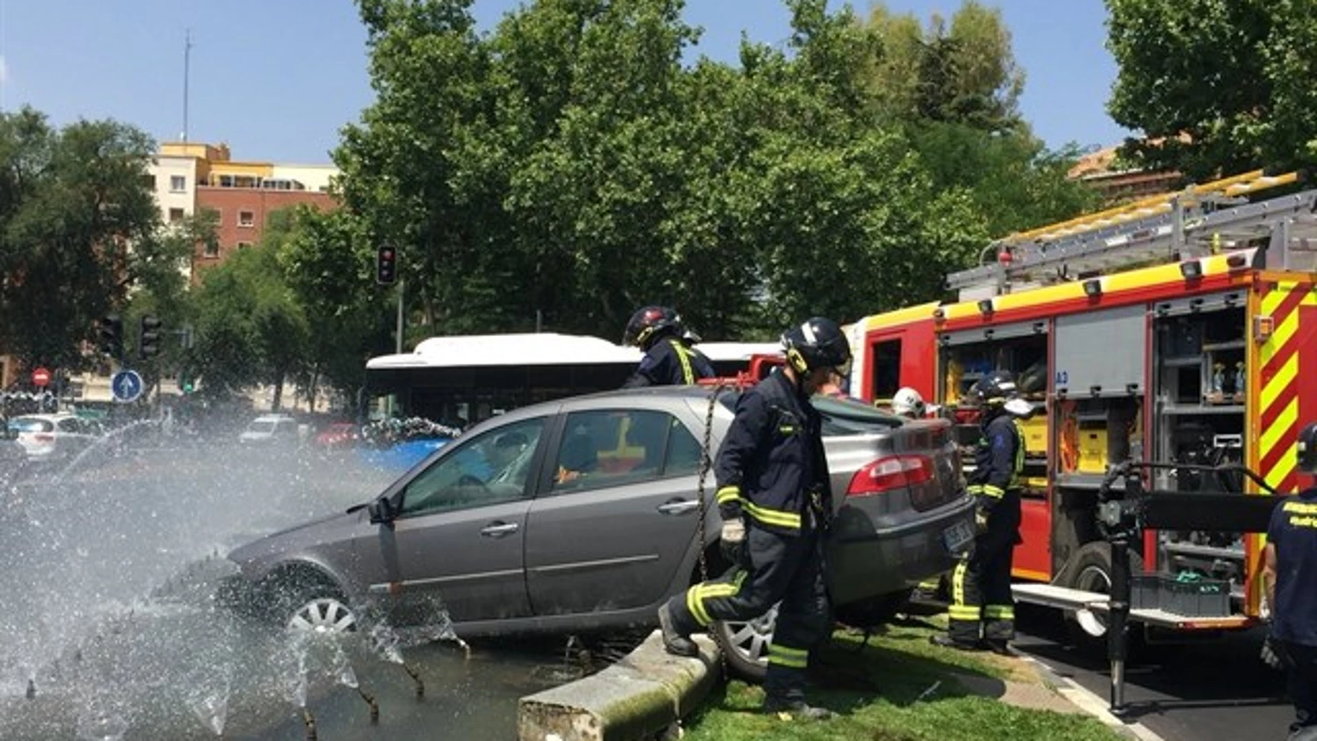Pierde el control y empotra su coche contra una fuente en el centro de Madrid