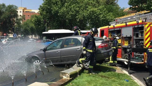 Pierde el control y empotra su coche contra una fuente en el centro de Madrid