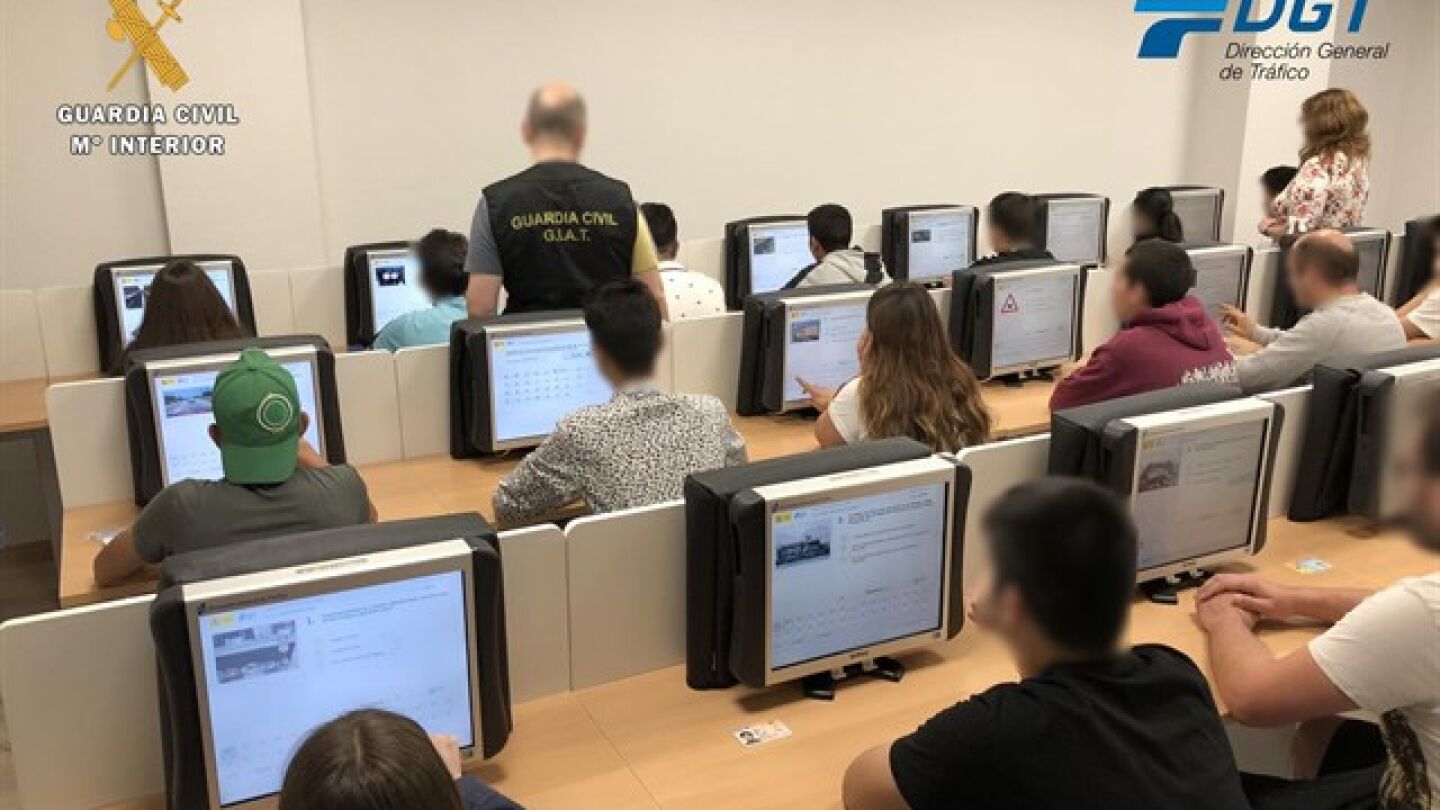 Agentes de La Guardia Civil de La Rioja vigilan a las personas que realizan el examen para obtener el permiso de conducci&oacute;n