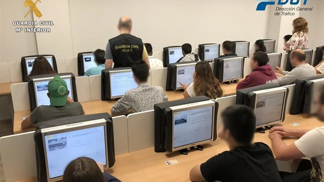 Agentes de La Guardia Civil de La Rioja vigilan a las personas que realizan el examen para obtener el permiso de conducción