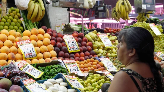 Puesto de fruta en el mercado de las Maravillas, Madrid Puesto de fruta en el mercado de las Maravillas, Madrid