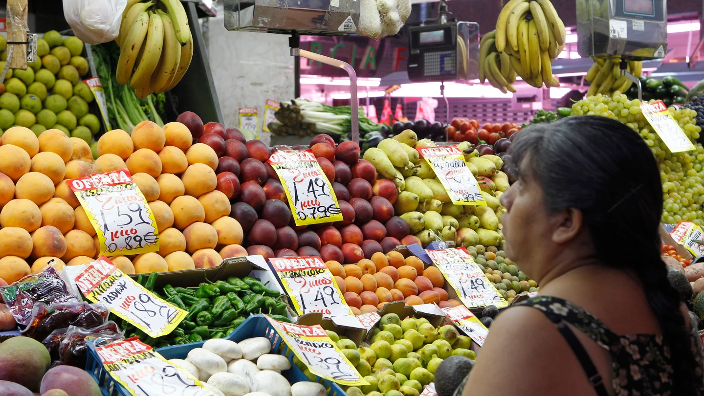Puesto de fruta en el mercado de las Maravillas, Madrid Puesto de fruta en el mercado de las Maravillas, Madrid