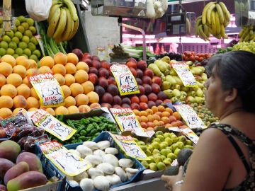 Puesto de fruta en el mercado de las Maravillas, Madrid Puesto de fruta en el mercado de las Maravillas, Madrid
