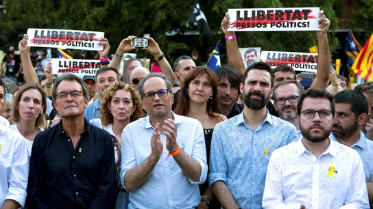 El expresidente de la Generalitat Artur Mas, el presidente Quim Torra, el presidente del Parlamento de Cataluña, Roger Torrent, y el vicepresidente y consejero de Economía, Pere Aragonés El expresidente de la Generalitat Artur Mas, el presidente Quim Torra, el presidente del Parlamento de Cataluña, Roger Torrent, y el vicepresidente y consejero de Economía, Pere Aragonés