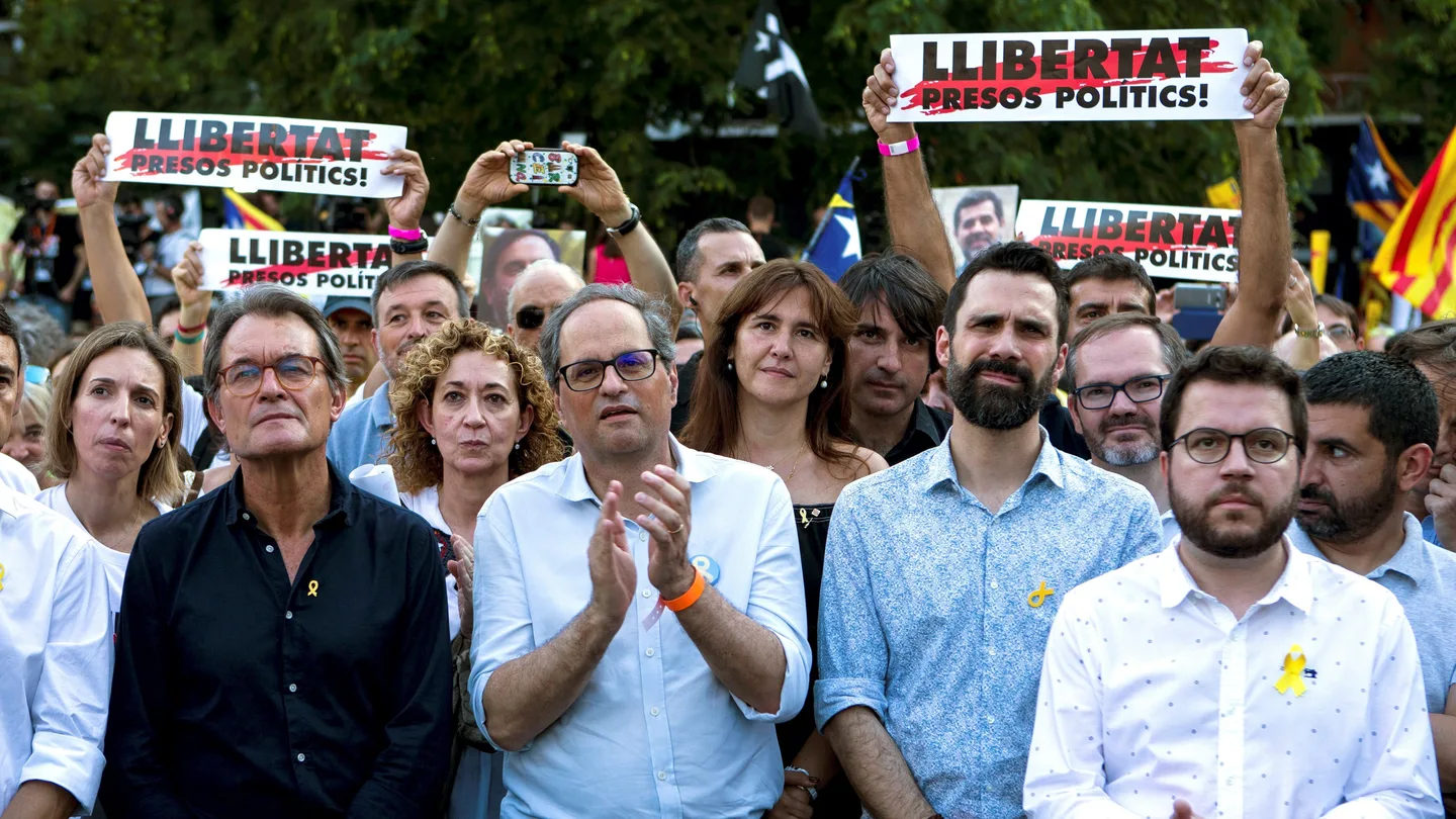 El expresidente de la Generalitat Artur Mas, el presidente Quim Torra, el presidente del Parlamento de Cataluña, Roger Torrent, y el vicepresidente y consejero de Economía, Pere Aragonés El expresidente de la Generalitat Artur Mas, el presidente Quim Torra, el presidente del Parlamento de Cataluña, Roger Torrent, y el vicepresidente y consejero de Economía, Pere Aragonés