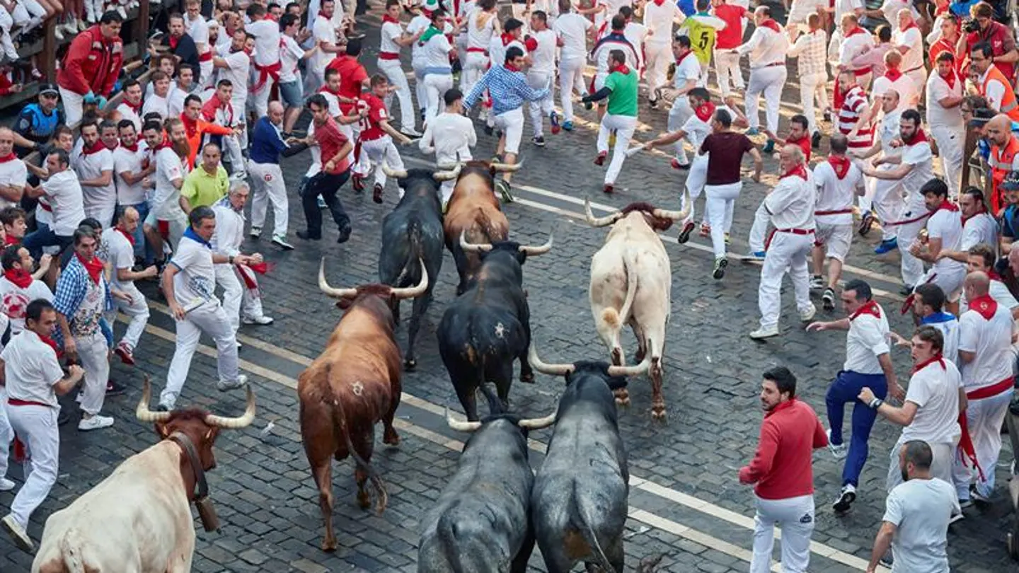 Octavo y último encierro de los Sanfermines 2018 Los toros de la ganadería sevillana de Miura entran en la Plaza del Ayuntamiento de Pamplona durante el octavo y último encierro de los Sanfermines 2018.