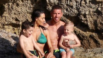 Sergio Ramos, en la playa con Pilar Rubio y sus hijos