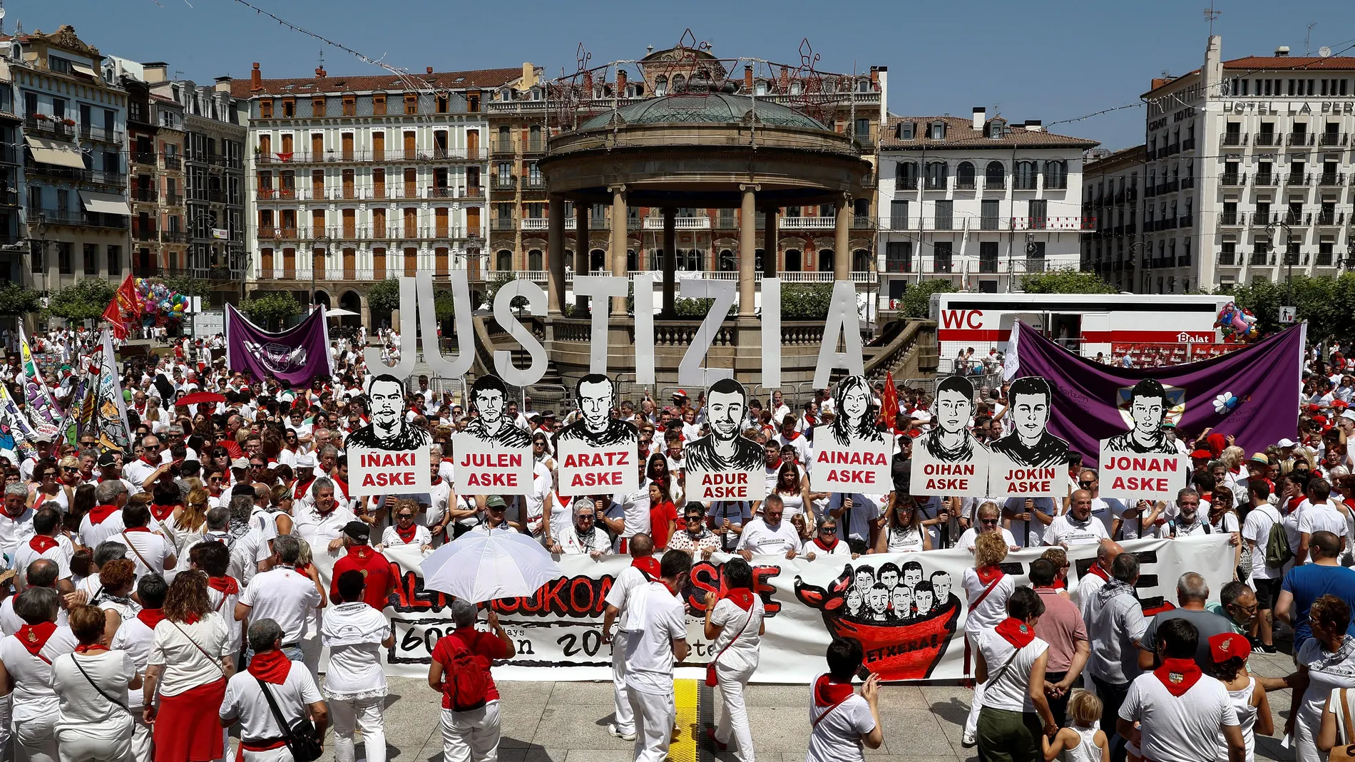 Cientos de personas concentradas en Pamplona, en favor de la libertad de los jóvenes de Alsasua