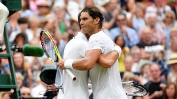 Nadal se abraza con Djokovic