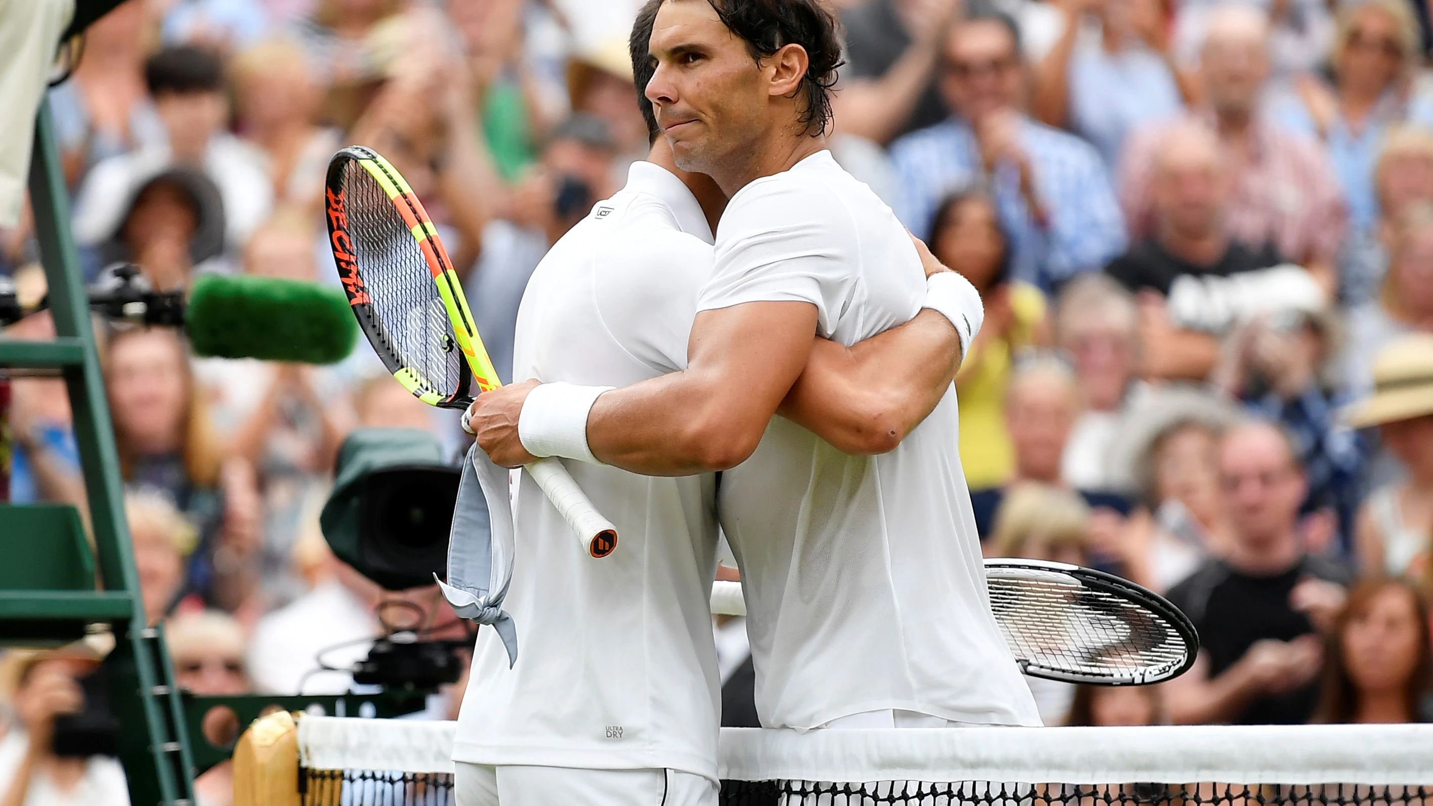 Nadal se abraza con Djokovic