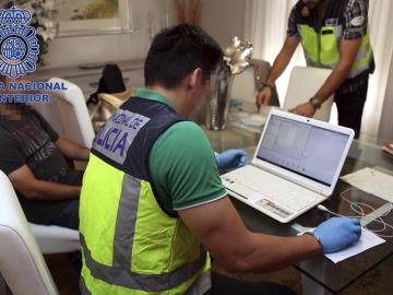 Fotografía facilitada por la Policía Nacional de una operación contra la pornografía infantil Fotografía facilitada por la Policía Nacional de una operación contra la pornografía infantil
