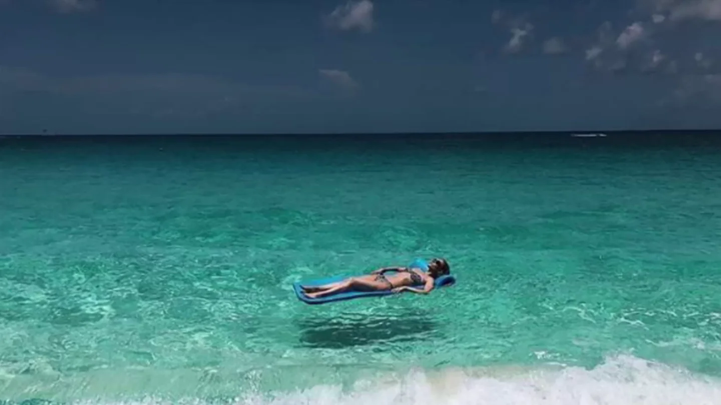Las redes se ceban con De Gea por este posado de Edurne 'levitando' en la playa Las redes se ceban con De Gea por este posado de Edurne 'levitando' en la playa