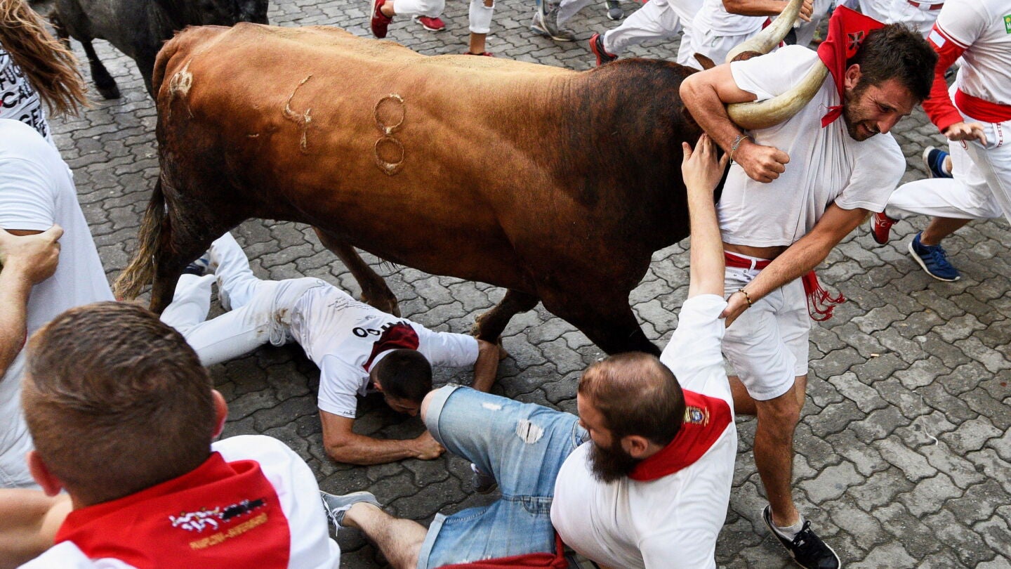 &Uacute;ltimo encierro de San Ferm&iacute;n 2018: las impactantes im&aacute;genes que muestran a un mozo enganchado al cuerno de un toro por su pa&ntilde;uelo