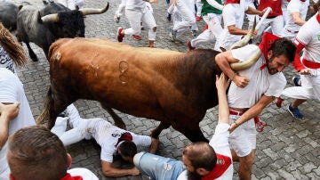 Último encierro de San Fermín 2018: las impactantes imágenes que muestran a un mozo enganchado al cuerno de un toro por su pañuelo