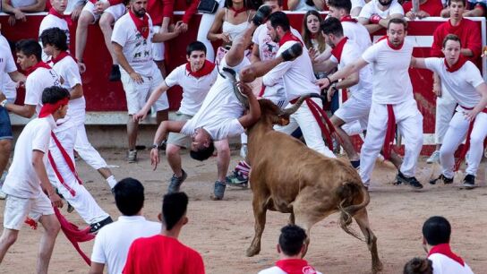 Un joven es volteado durante la suelta de vaquillas en la plaza de la Misericordia de Pamplona tras el octavo y &uacute;ltimo encierro de los Sanfermines 2018, el m&aacute;s r&aacute;pido de las fiestas con 2 minutos y 12 segundos de duraci&oacute;n, en el que, seg&uacute;n el primer parte m&eacute;dico, no hay heridos por asta.